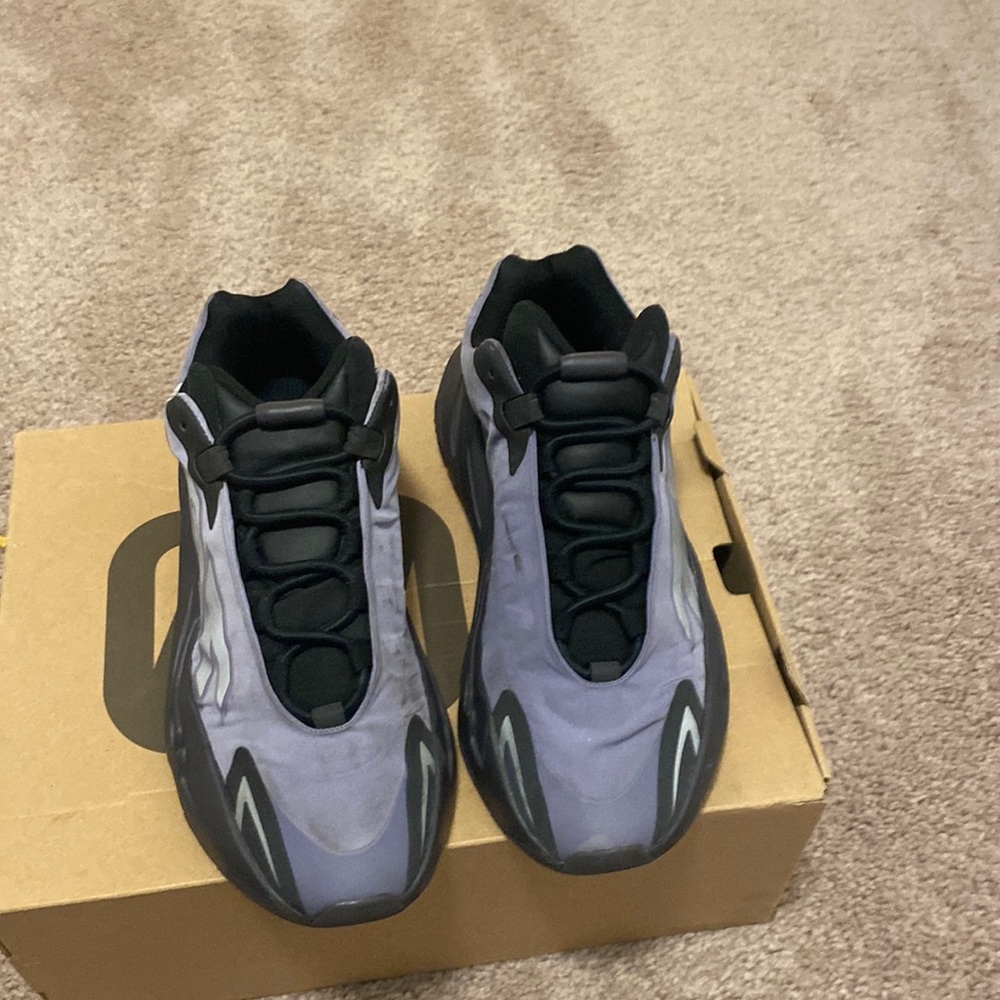 Yeezy 700 mnvn size 8.5 mens